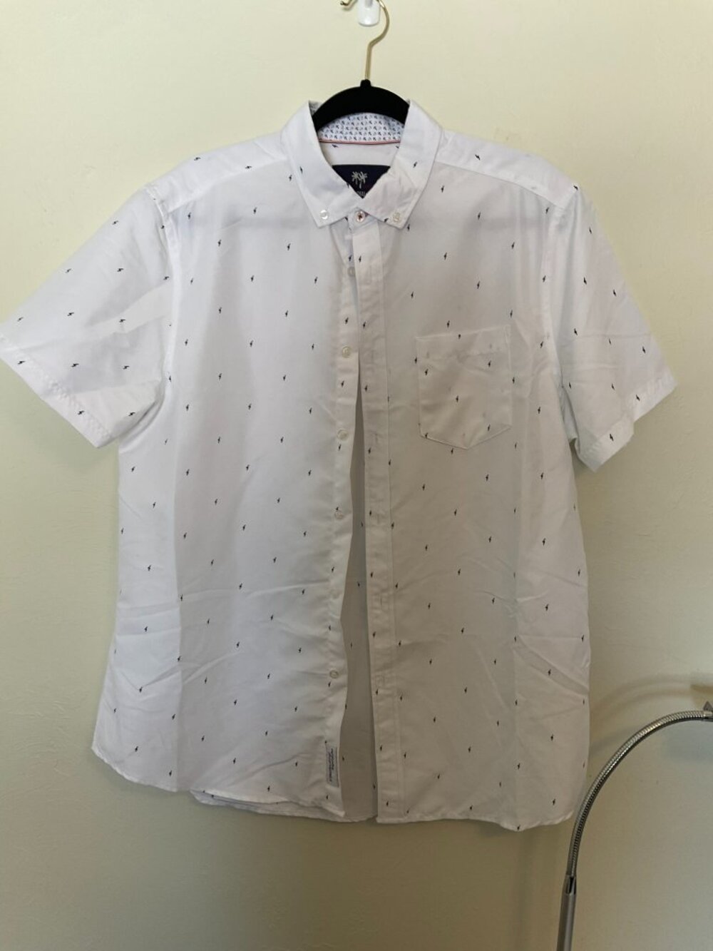International Report Men’s Short Sleeve Button Down Shirt – Lightning Bolt Print
